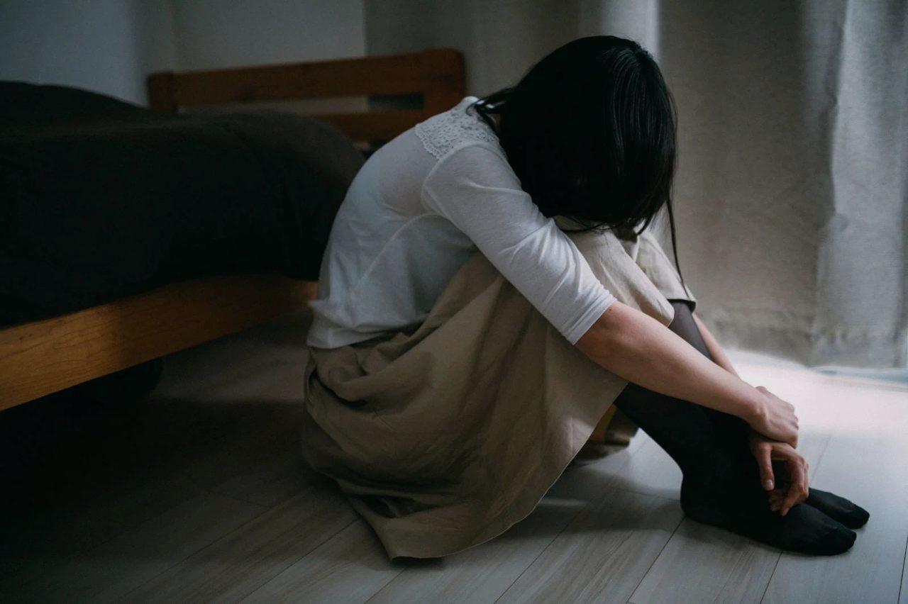 落ち込む男性が恋愛の主導権を失っている様子