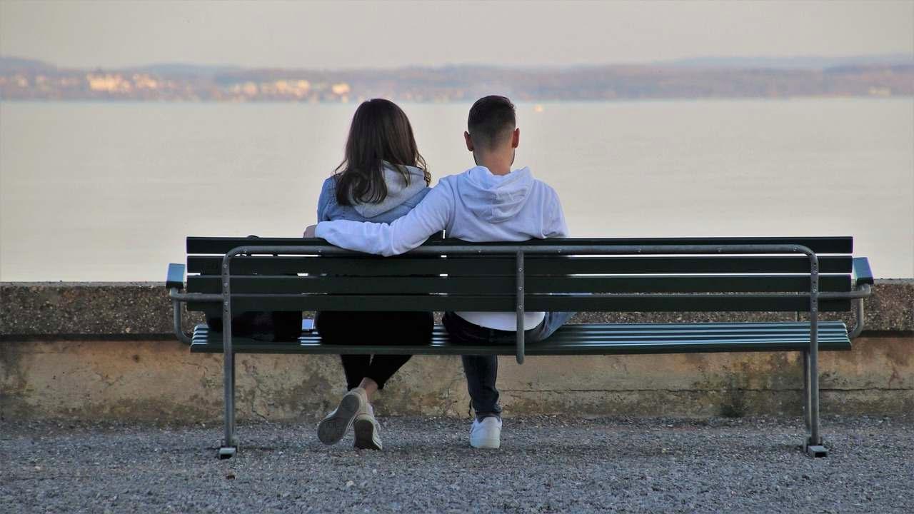 初デートで女性との関係を深める男性の姿