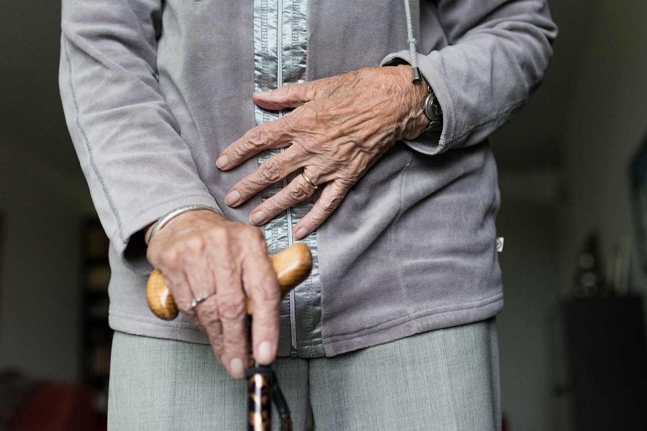 鏡の前で自分をチェックする男性と、体脂肪率・BMIの診断チャート