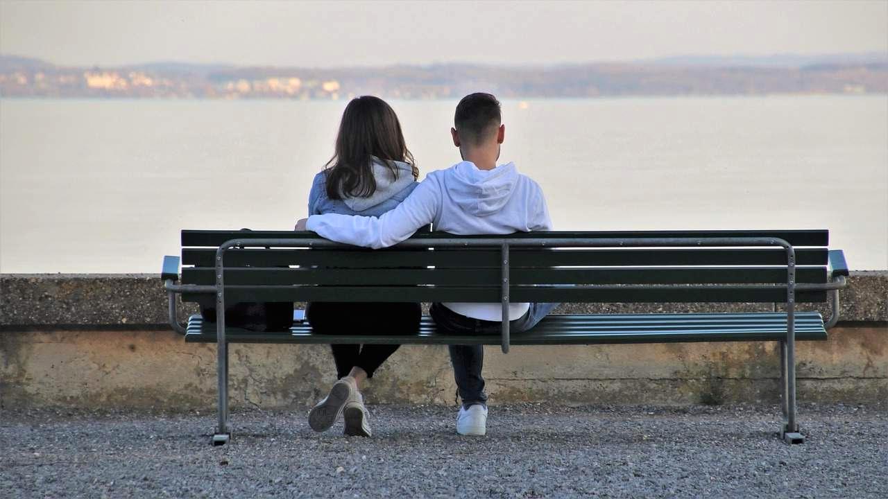交流の場で女性と出会い会話する男性のイメージ