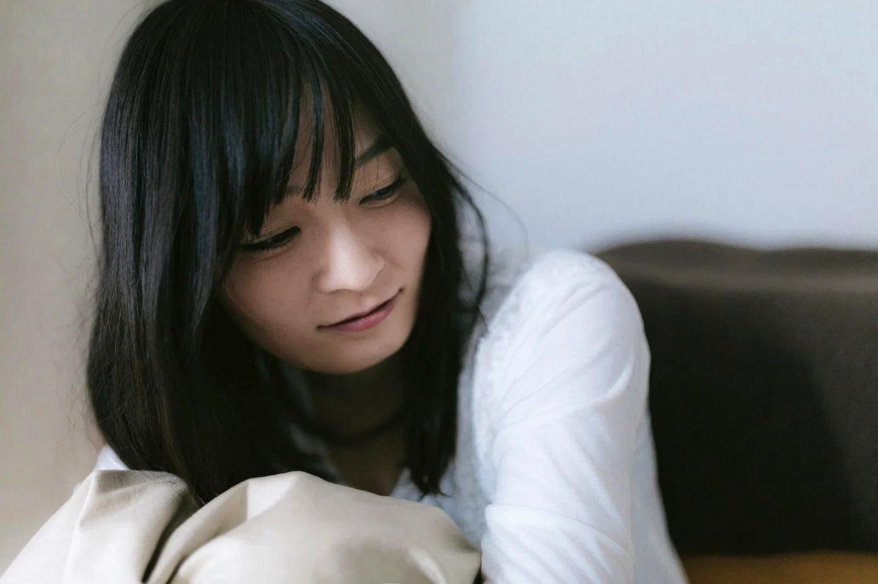 恋人同士のすれ違いで悩む男性と女性