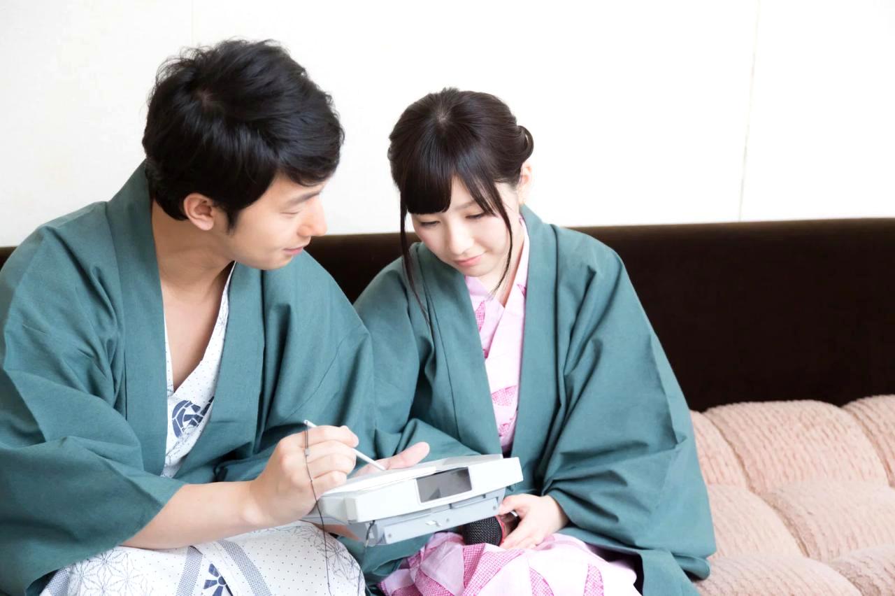 女性との距離を縮めて楽しい時間を過ごす男女