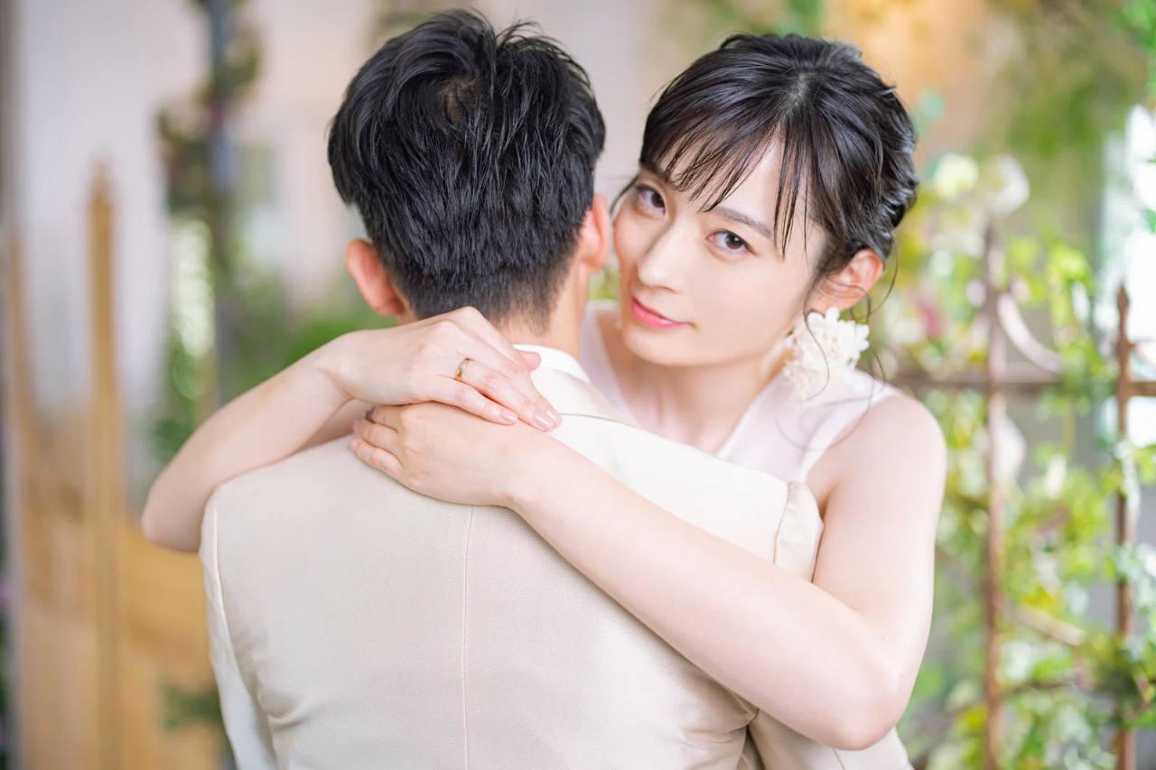 恋愛の主導権を握り、女性を依存させる男性のイメージ