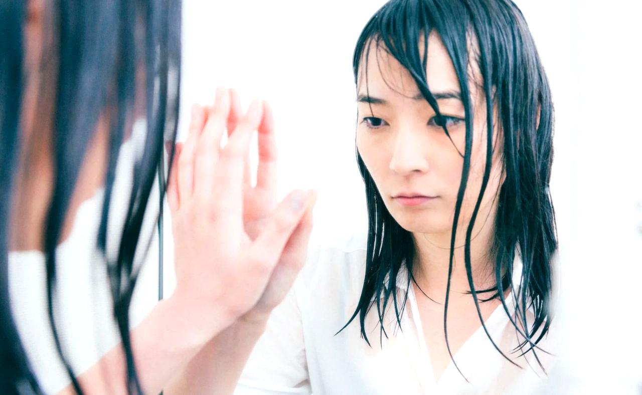 女性から敬遠される男性の身だしなみ問題を示すイメージ