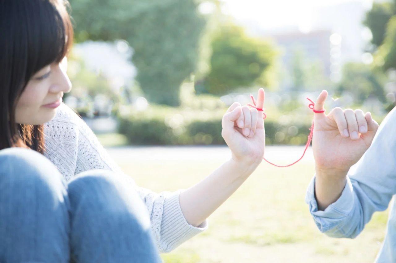 男女が趣味について楽しく会話している様子