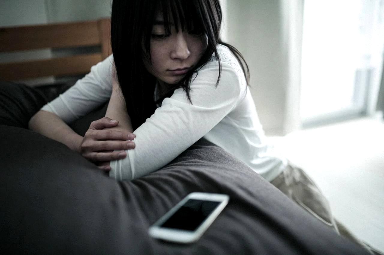 夢のあとに感情が乱れて苦しそうな表情を見せる男性のイメージ