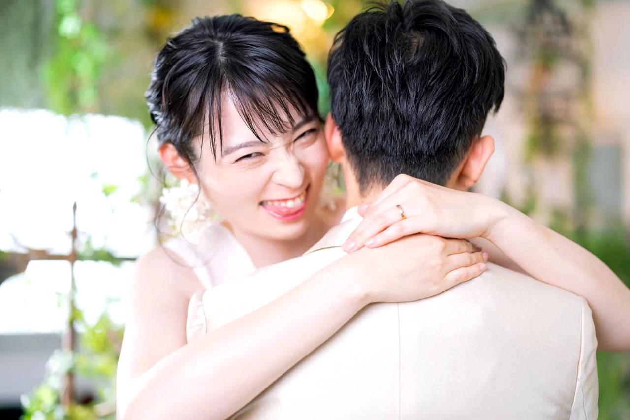 プロポーズを成功させたカップルが夫婦としての新しい生活を笑顔で迎える