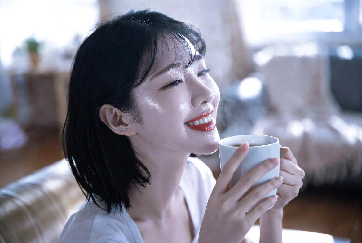 次々と話題が広がるイメージの連なる吹き出しと楽しそうな男女