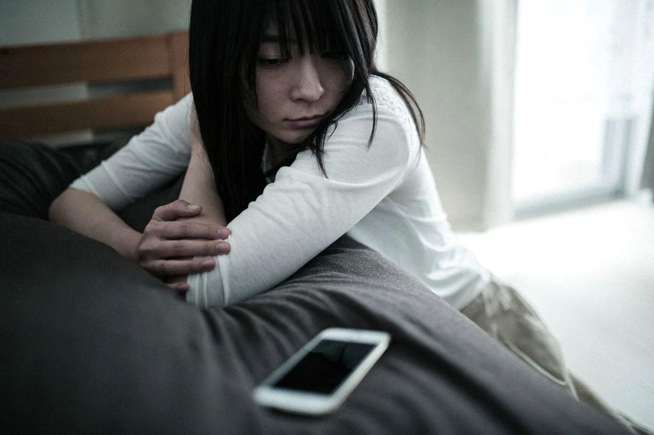 恋愛で悩み自分の魅力を発揮できない男性のイメージ