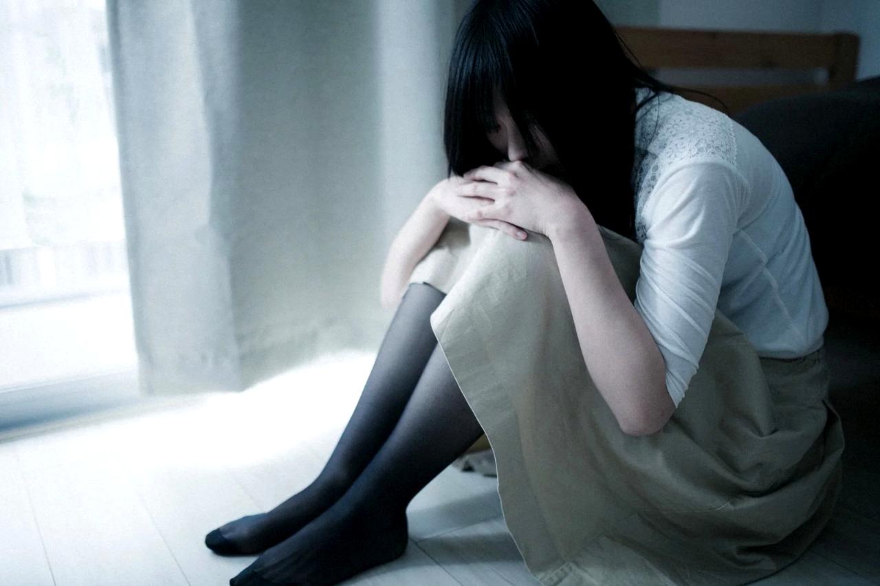非モテの地雷行動に気づいて落ち込む男子高校生の注意喚起のイメージ