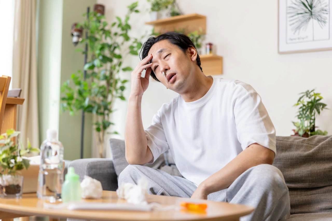 間違った対応でさらに関係がこじれる様子を示すイメージ