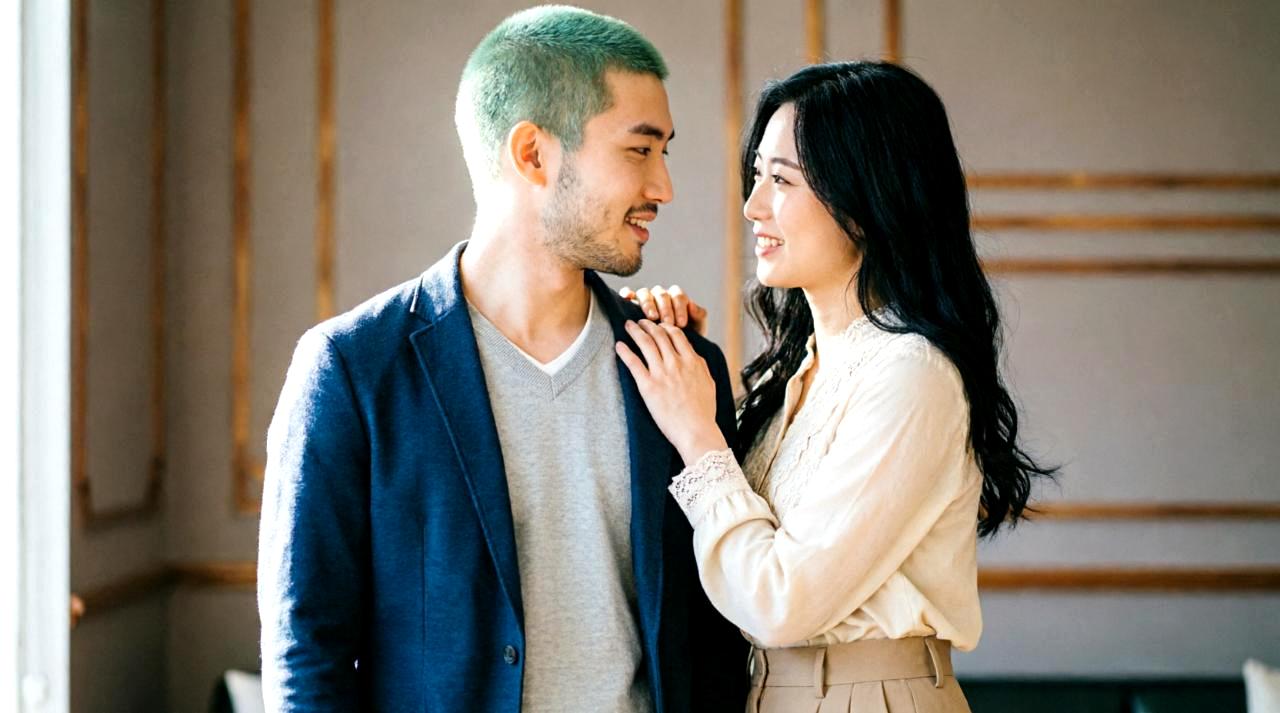男女が落ち着いた場所で楽しく会話する初デート風景