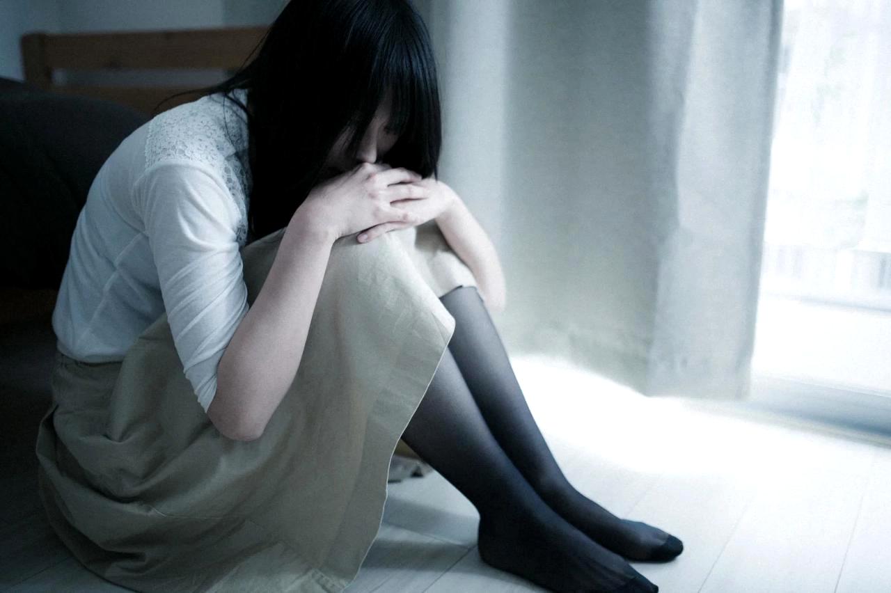 元カノの夢に悩みながらも未練を断ち切って前に進もうとする男性のイメージ