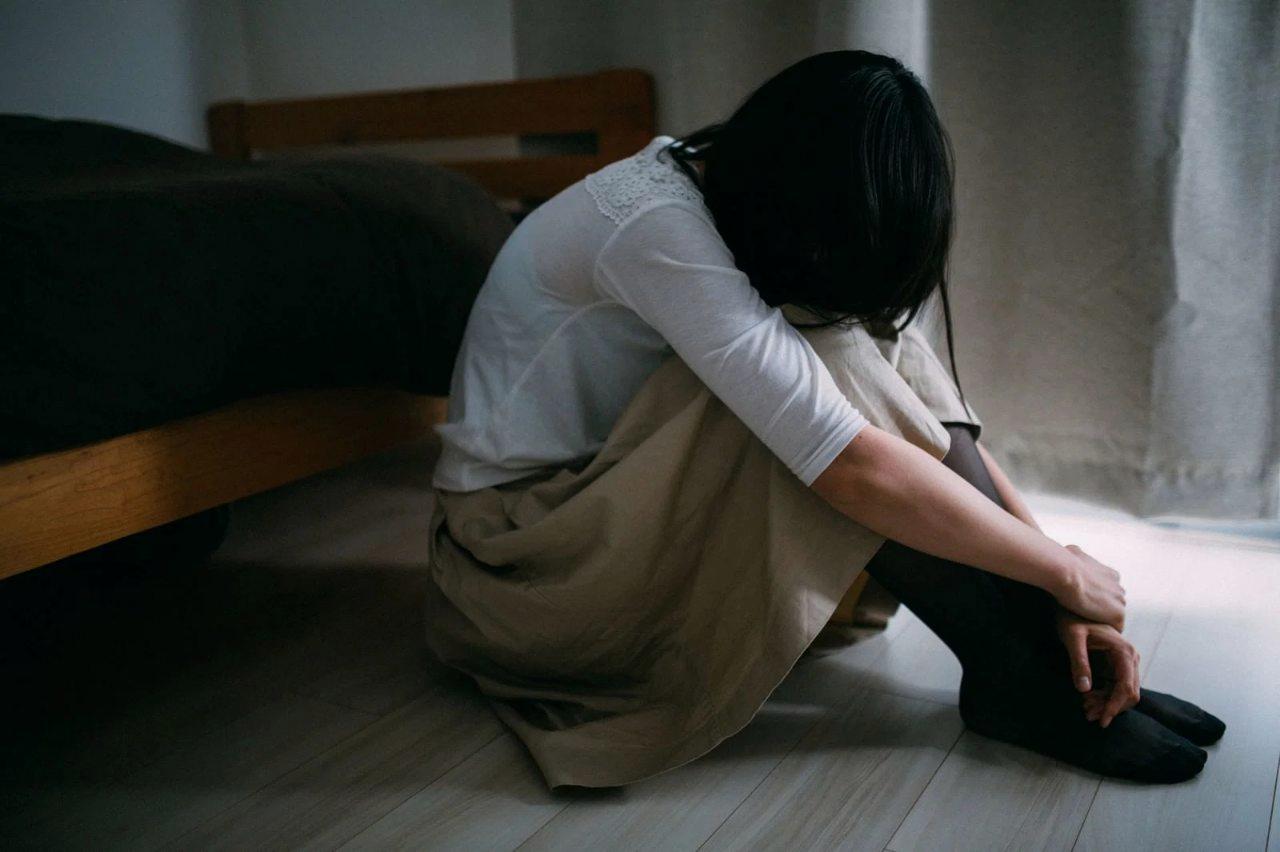 別れた後もスマホを見つめて何度も連絡してくる女性を連想させるイメージ