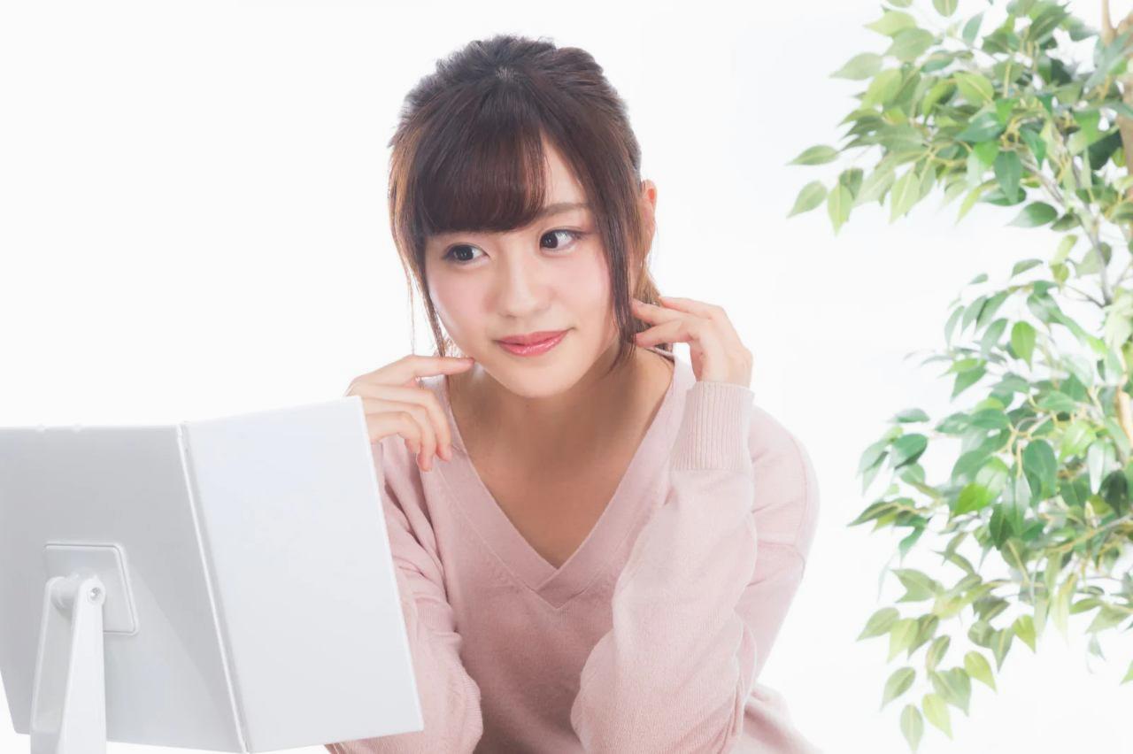 ノートに感情を書き出し明るい表情を見せる男性