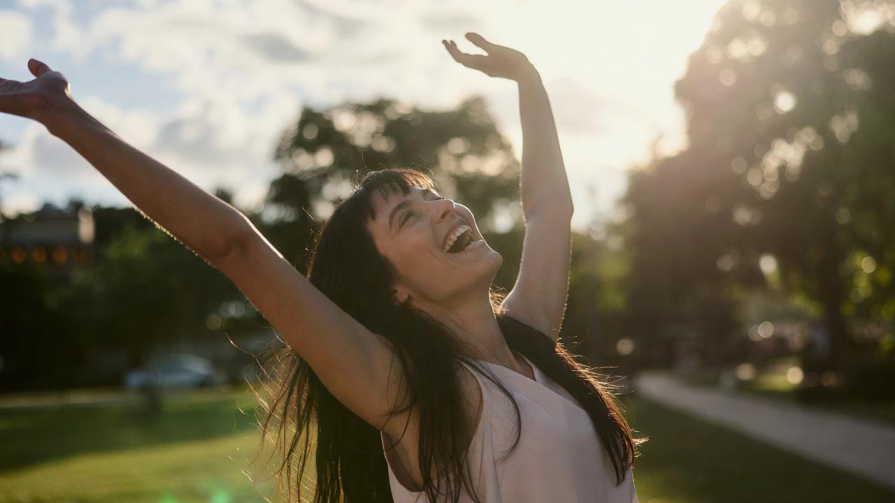 自信を持って出会いに向かう男性のイメージ
