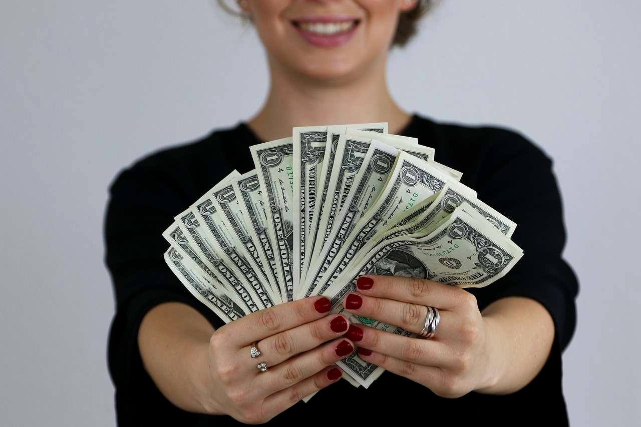 イオンモール甲府昭和のエスカレーターと買い物中の女性 ショッピング中の出会いを演出
