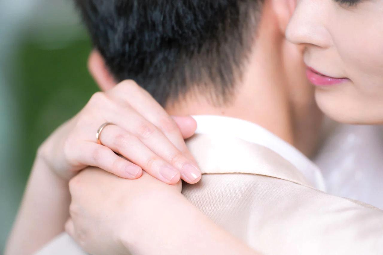 自信と魅力を持った男性が恋愛で成功する未来を表現した画像
