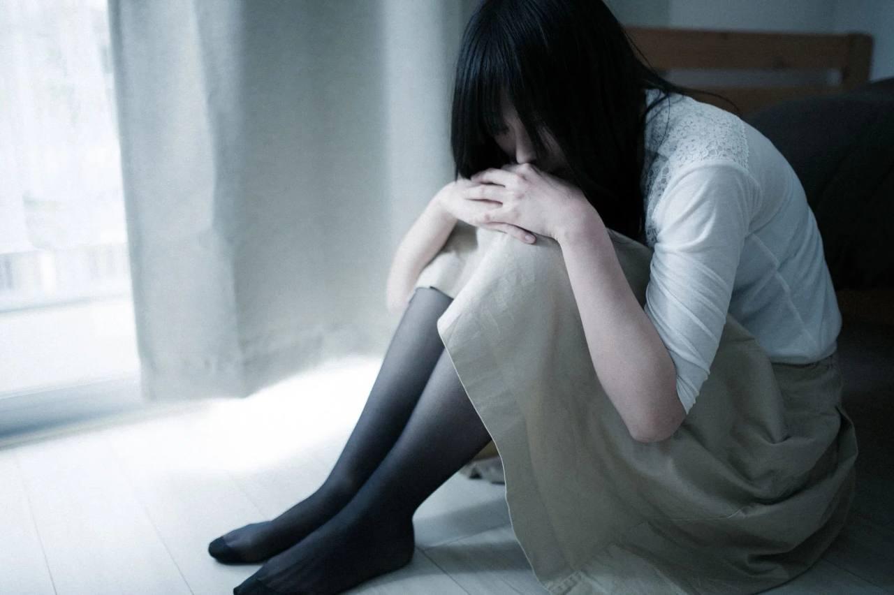 落ち込む男子高校生とクラスで無視される孤立状況のイメージ