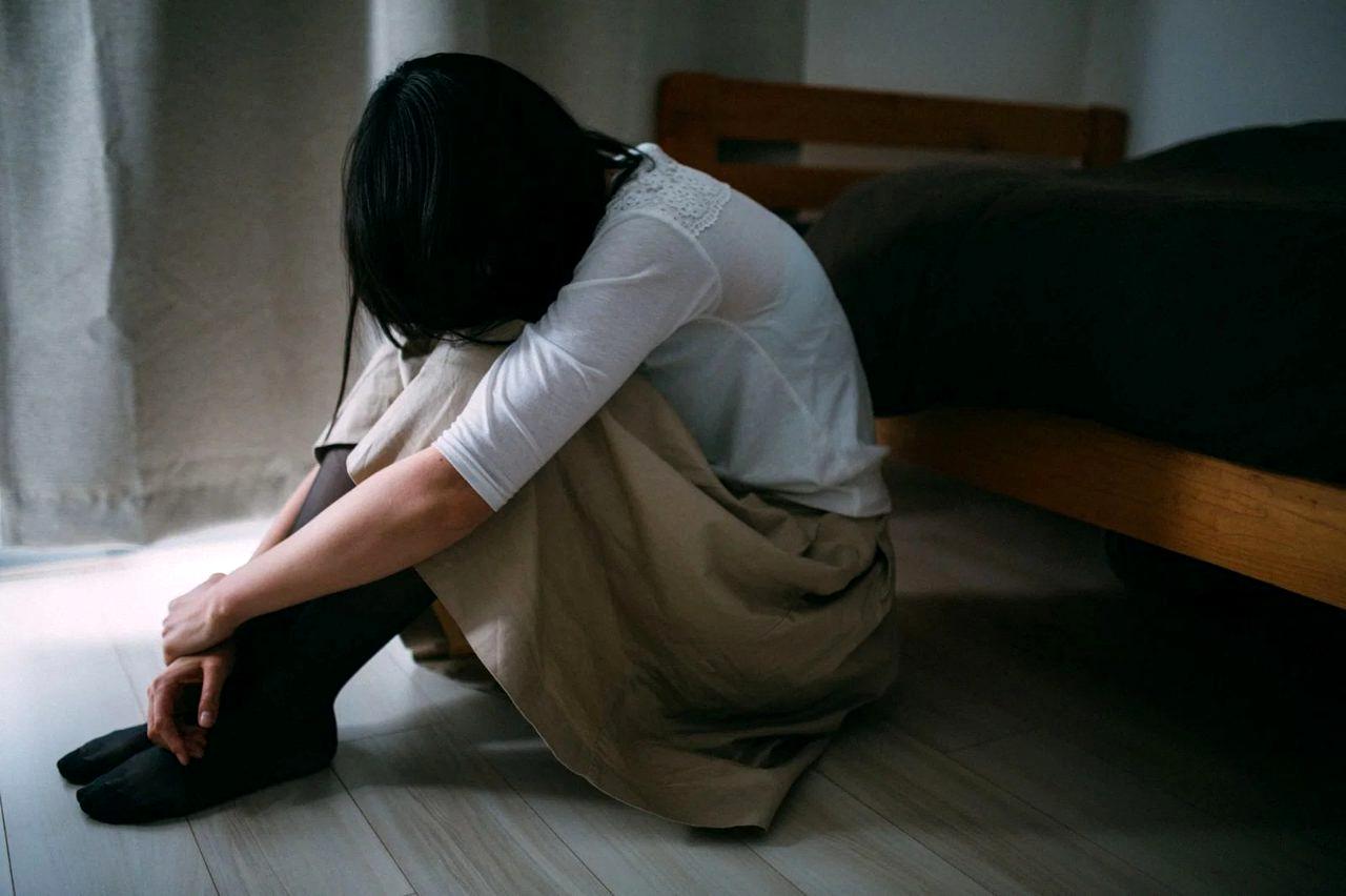 モテを遠ざける悪い振る舞いに気づく男性のイメージ