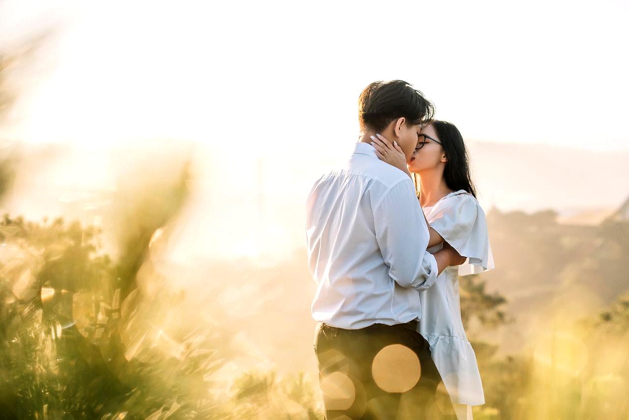 落ち着いた表情で向き合い、本命彼女に安心感を与える男性のイメージ