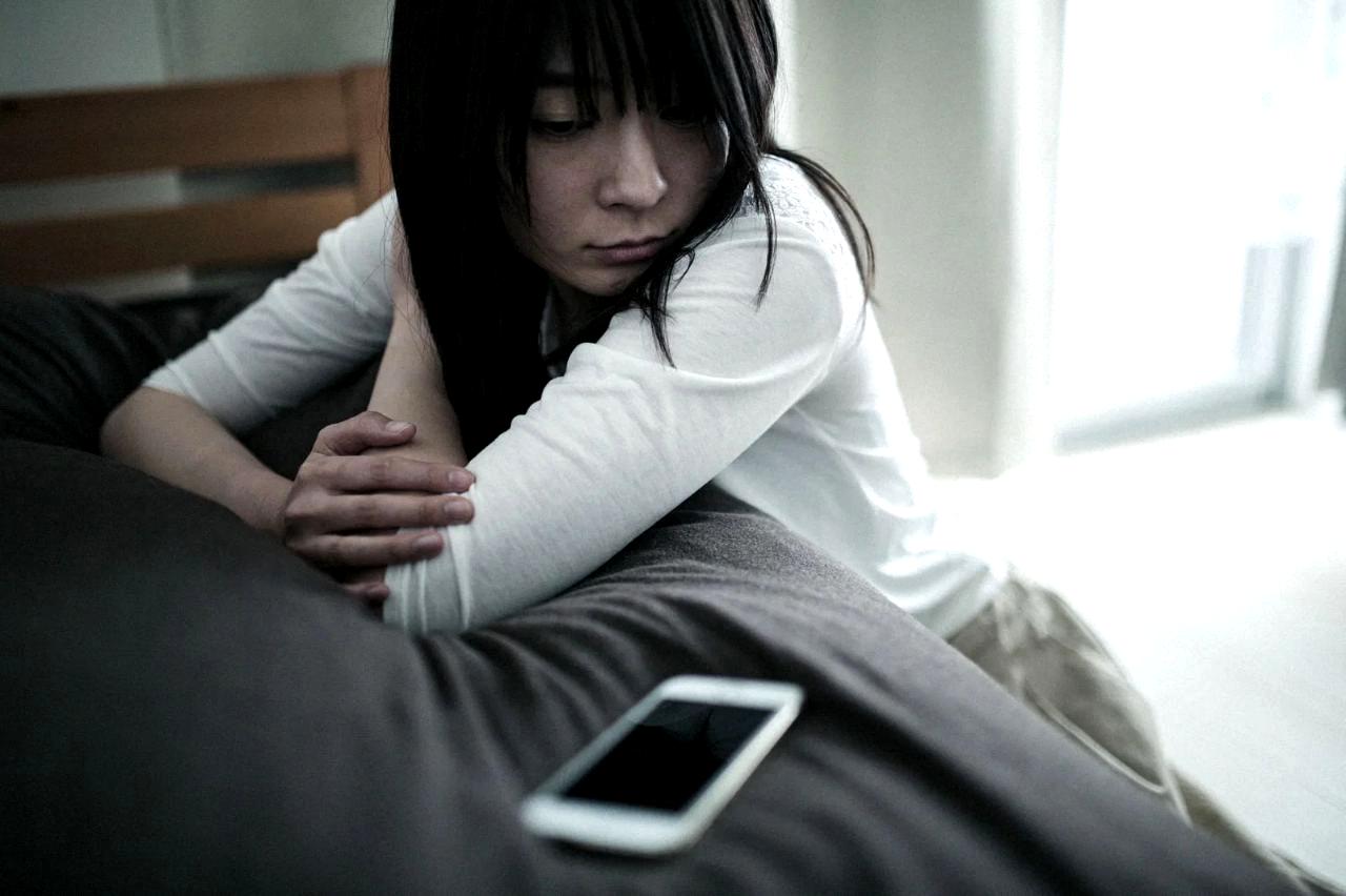 大きな×印の上に、プレゼントや過剰な連絡のアイコンが並んだ警告画像