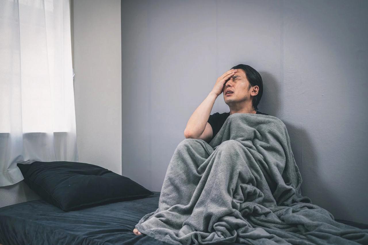 連絡のエスカレートに備えて証拠を残す男性のイメージ