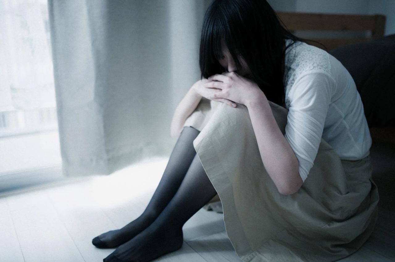 人気のない郊外のロードサイド店舗と暗がりの駐車場の寂れた夜間風景