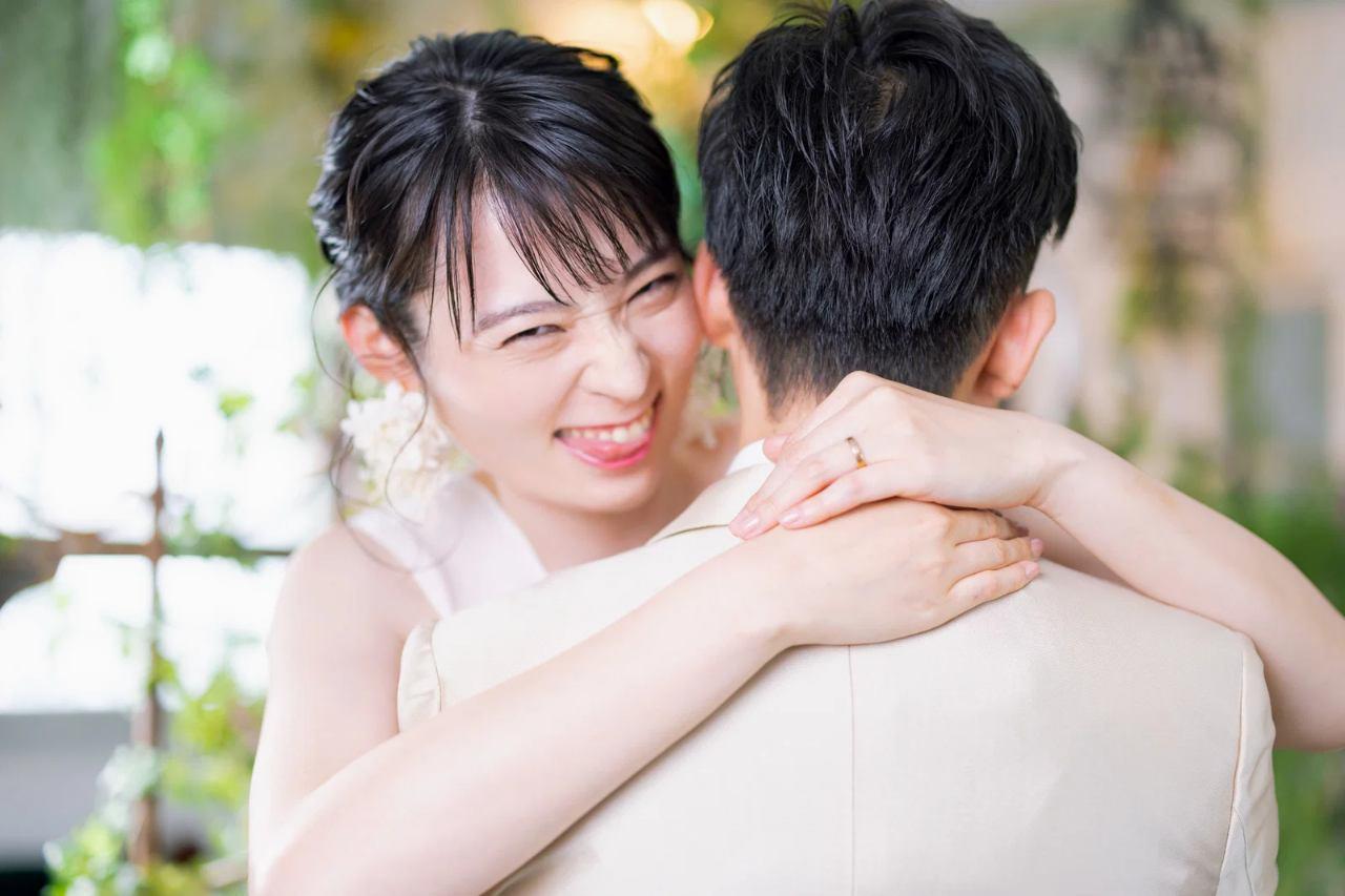 会話の主導権を握る男性と楽しそうに話す女性のカフェでのシーン