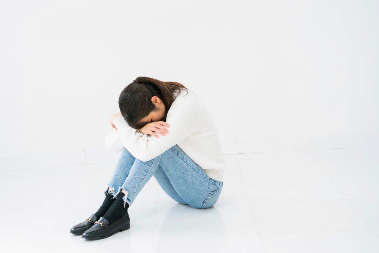 失恋後の心理状態を抱え込み表情が沈む男性のイメージ